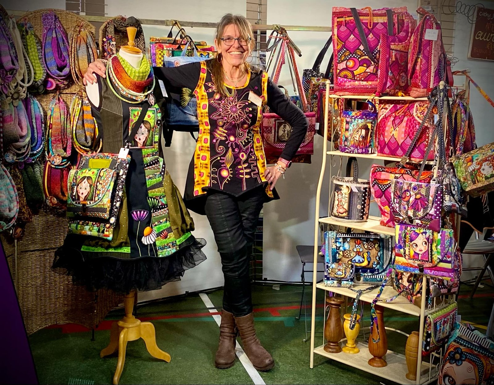 Cathy sur son stand marché ARTICAD