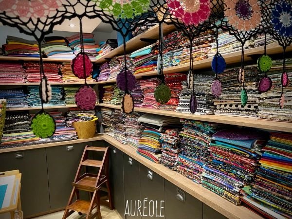 atelier Aurole, partie stockage des tissus de toutes le couleurs