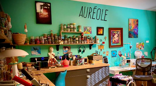 atelier Aureole, vue sur la partie couture et accessoires (perles, rubans ...)