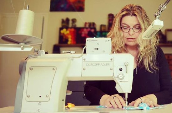 Cathy derrière sa machine à écrire. Une belle blonde aux cheveux longs très concentrée sur son ouvrage