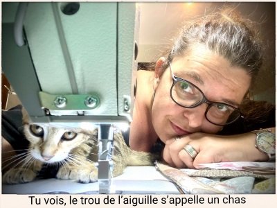 Chathy explique à son chat comment enfiler le fil sur la machine