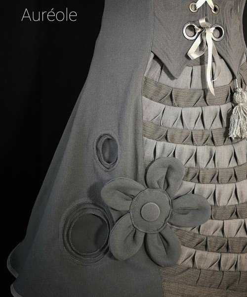 robe harmonie de gris, avec plissé, fleurs 3D et volcans